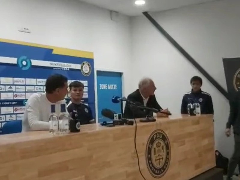 Quang Hải ra mắt truyền thông sau khi gia nhập Pau FC