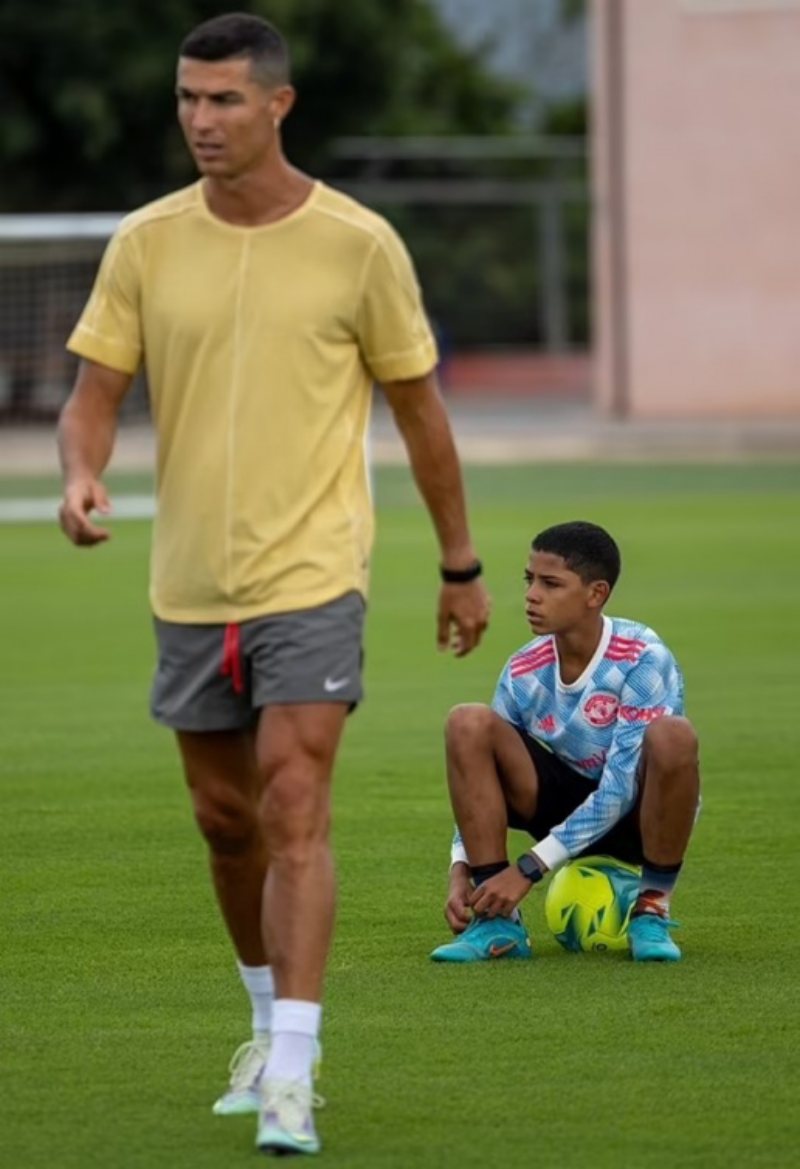 Ronaldo và con trai cả nỗ lực tập luyện lấy phong độ