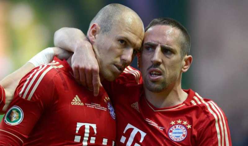 Franck Ribery hành hung Arjen Robben