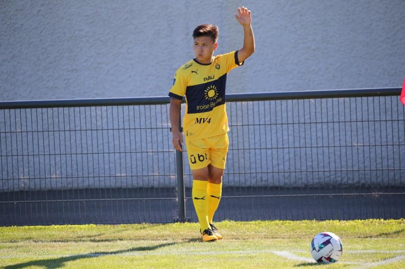 Quang Hải trong trận ra mắt Pau FC