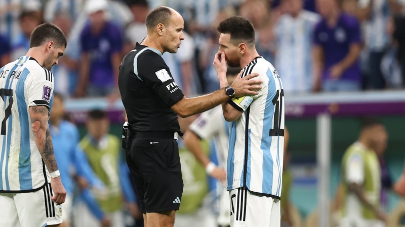 Lionel Messi công khai chỉ trích Antonio Mateu Lahoz sau trận Argentina vs Hà Lan
